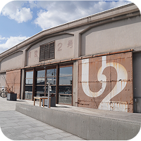 U2と書かれた倉庫風の建物