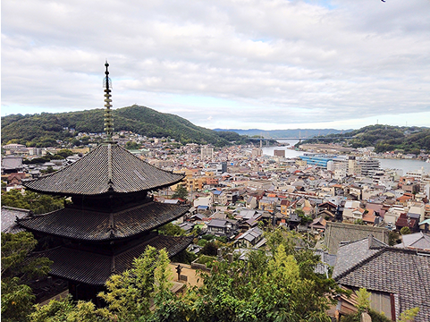 写真:天寧寺、海雲塔を含む尾道を上から見下ろした風景